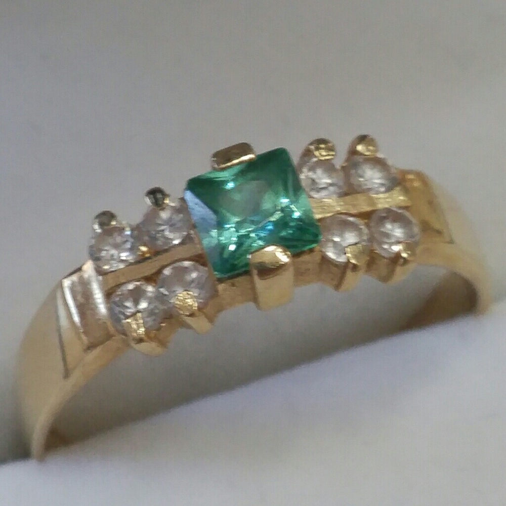 Beautiful 18k yellow gold ring.